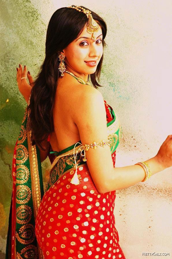 pics/pics1wood Actress Sanjjanaa Photo Gallery