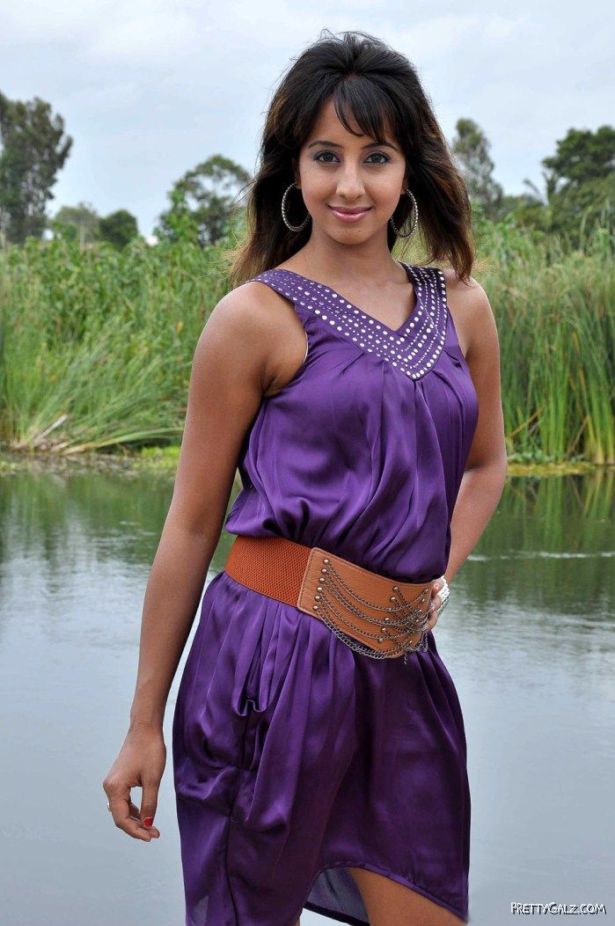 pics/pics1wood Actress Sanjjanaa Photo Gallery