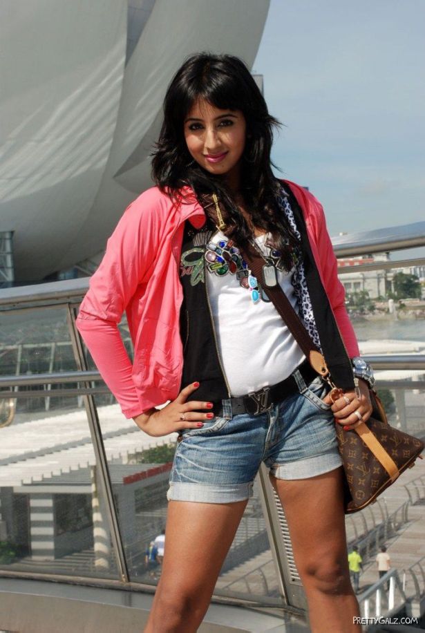pics/pics1wood Actress Sanjjanaa Photo Gallery