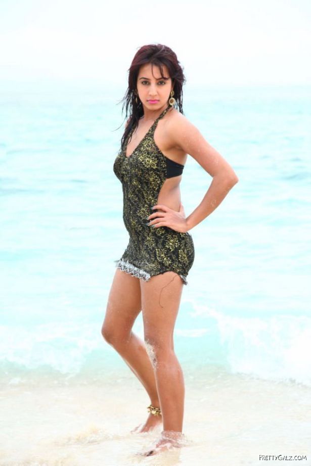 pics/pics1wood Actress Sanjjanaa Photo Gallery